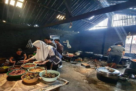 Yogyakarta: Temple Tour & Local Food Experience
