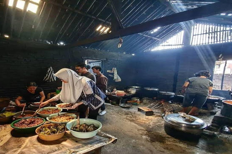 Yogyakarta: Temple Tour & Local Food Experience