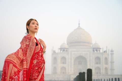 Agra: Visita al Taj Mahal con vestimenta tradicional india