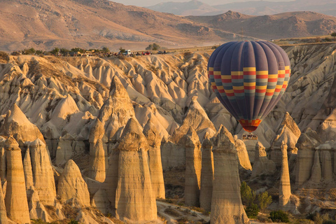 Capadocia: Tour Rojo de Día Completo con Guía Profesional Inglés