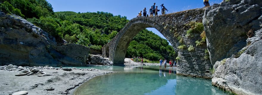 Excursion d'une journée aux thermes de Permet et au canyon de Langarica