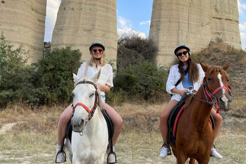 Kapadocja: przejażdżka konna po Dolinie MiłościCappadocia: Love Valley Horseback Riding Tour