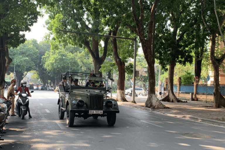 Historische jeeptour door Hanoi: een voorproefje van cultuur, bezienswaardigheden en plezierHistorische legerjeep van Hanoi: een voorproefje van cultuur, bezienswaardigheden en plezier