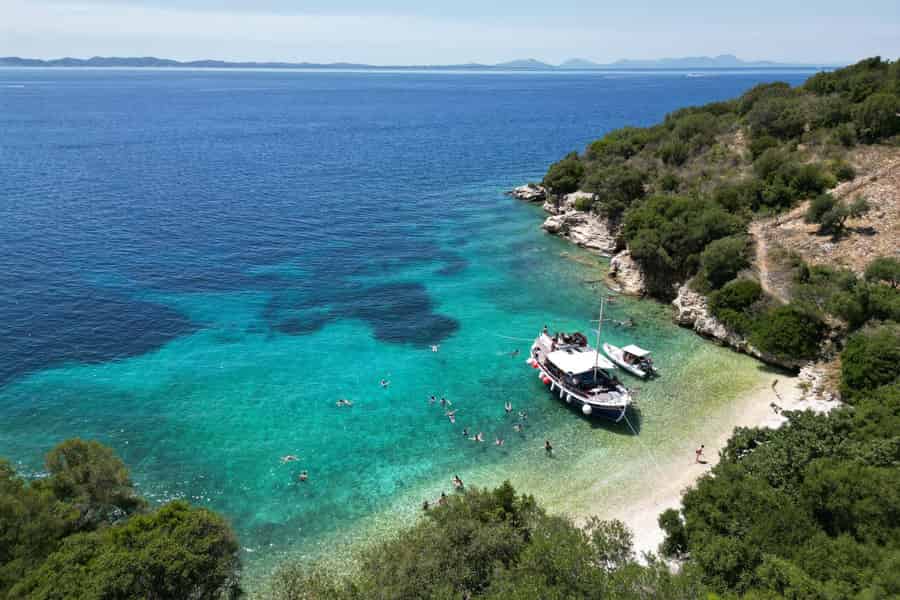 Von Lefkimmi aus: Bootsfahrt nach Sivota & Blaue Lagune. Foto: GetYourGuide Von Lefkimmi aus: Bootsfahrt nach Sivota & Blaue Lagune. Foto: GetYourGuide