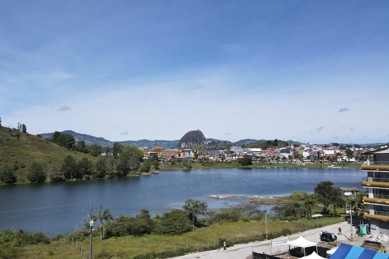 Od Medellin: Guatapé Całodniowa wycieczka z Piedra del PeñolSpotkaj się w Parque de El Poblado