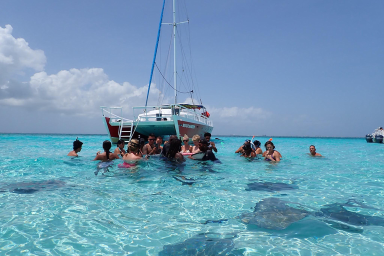 Grand Cayman: Catamaran Cruise with Stingray City & Snorkel