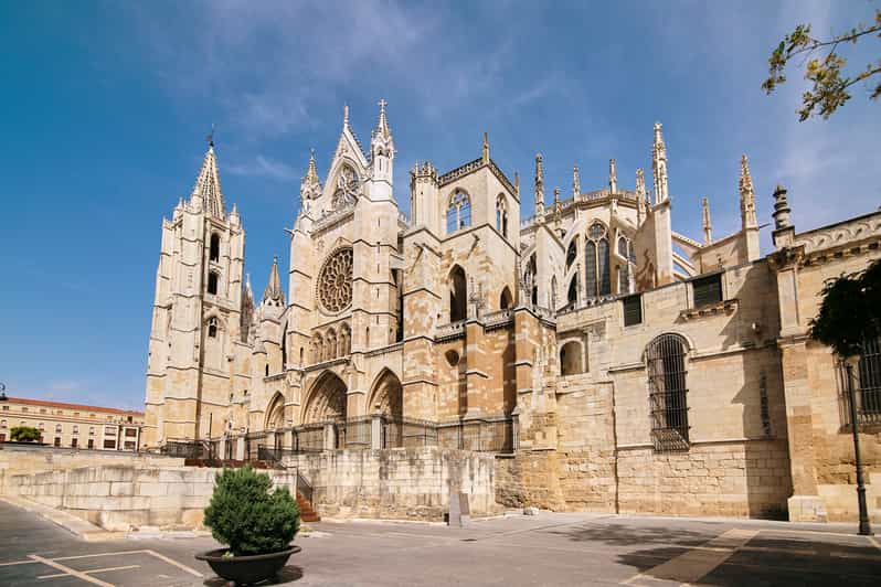 León: Spanish Walking Tour of City and Cathedral