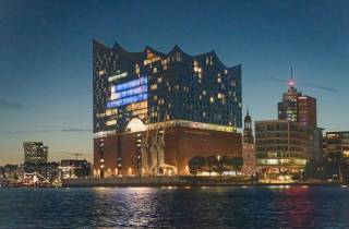 Hamburg: 1,5-stündige abendliche Lichter-Hafenrundfahrt auf einem Schiff