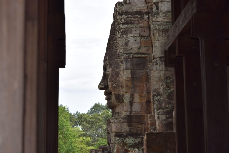 Siem Reap: Excursión de 2 días a los Templos de Angkor Wat y la cascada de Kulen