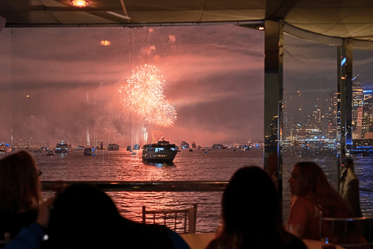 NUEVA YORK: Cena Crucero de Nochevieja con Música y Barra Libre