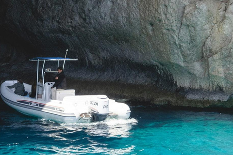 Kotor: excursión en lancha motora con visita a la Cueva Azul y la bahía de BokaKotor: excursión privada en lancha rápida con visita a la Cueva Azul y la bahía de Boka