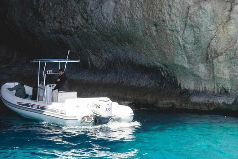 Kotor: excursión en lancha motora con visita a la Cueva Azul y la bahía de BokaKotor: excursión privada en lancha rápida con visita a la Cueva Azul y la bahía de Boka