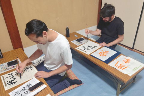 Kyoto: Kalligrafie-Erlebnis im buddhistischen Tempel in der InnenstadtKyoto; Stadtzentrum Kalligrafie-Erlebnis im buddhistischen Tempel