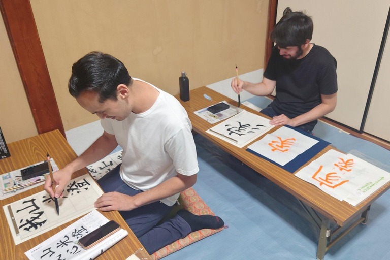 Kyoto: Kalligrafie-Erlebnis im buddhistischen Tempel in der InnenstadtKyoto; Stadtzentrum Kalligrafie-Erlebnis im buddhistischen Tempel