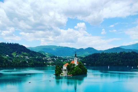 Excursión de un día a la cueva de Postojna y el lago Bled desde Liubliana