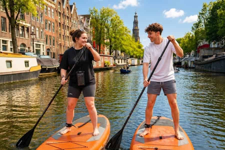 Amsterdam: Stand-Up-Paddleboard-Grachtentour mit Drink. Foto: GetYourGuide