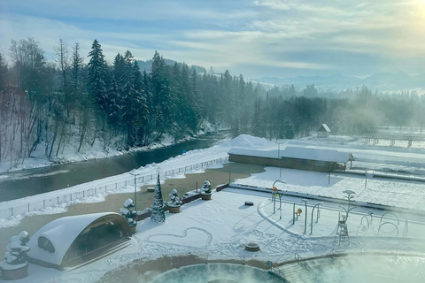 Cracovia: Paseo en moto de nieve con piscinas termales y servicio de recogida del hotel