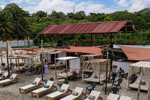 Playa Linda: Nakawa Beach Club with boat, lunch, sunbed, and cocktail Plan with Lunch and Welcome Cocktail