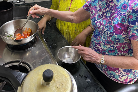 MUMBAI: Indian Cooking Class with Pickup and Drop-Off