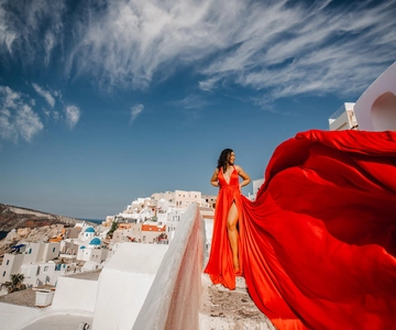 Santorini: sesión fotográfica con vestido volador y fotógrafo profesional
