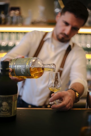 Whiskey Tasting & Storytelling in Hamburg - Old Town