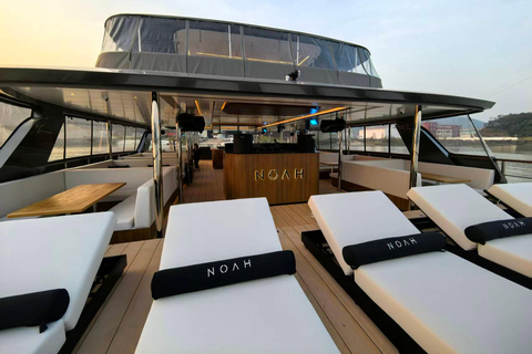 Phuket: Phi Phi Island Tour & Luxury Catamaran Party