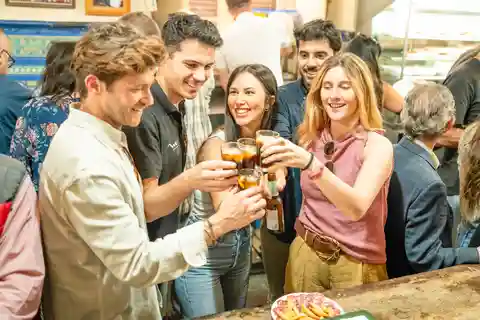 Sevilla: Ruta de Tapas y Vinos con Bebida en la Azotea