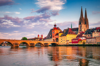 Regensburg: walking tour with italian wines and food tasting