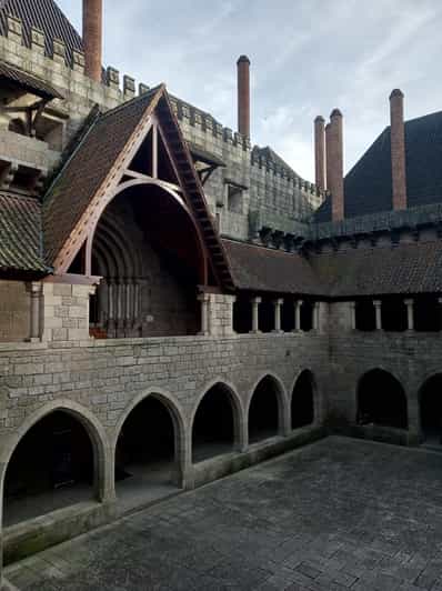 Guimarães Walking Tour: Castle, Palace & Old Town