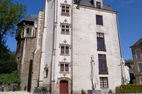 Nantes: Professional tour of the Château des ducs de Bretagne – ramparts, courtyard, moat