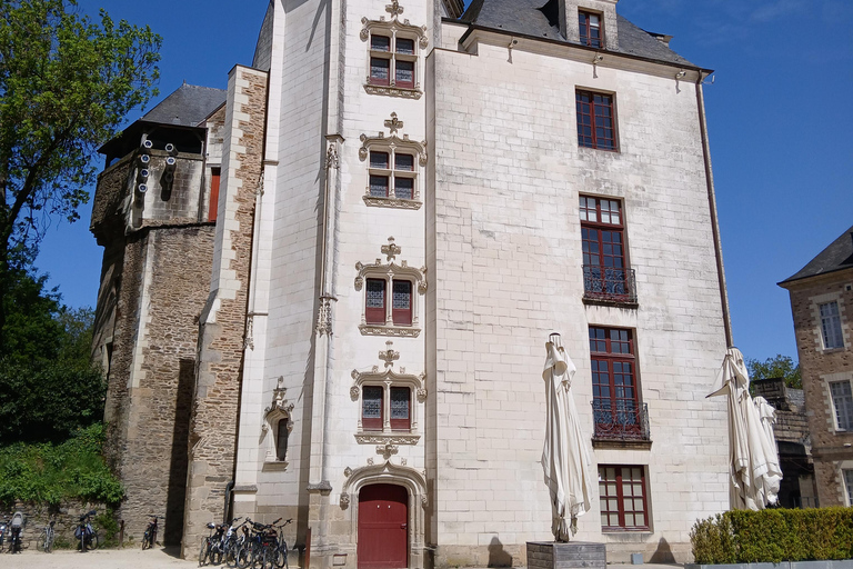 Nantes: Professional tour of the Château des ducs de Bretagne – ramparts, courtyard, moat