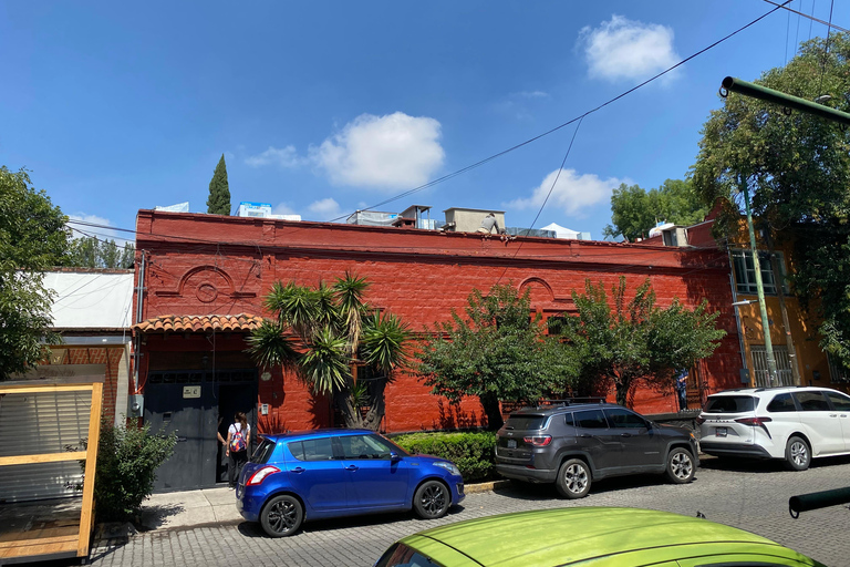 Mexico City: Intimate Frida Walking Tour & La Casa Azul.