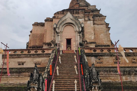 Chiang Mai: Old City Walking Tour with Temples & History Small Group Without Entry Fees