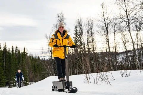 Tromsö: Äventyr med elektrisk snöskoter, lägereld och guide