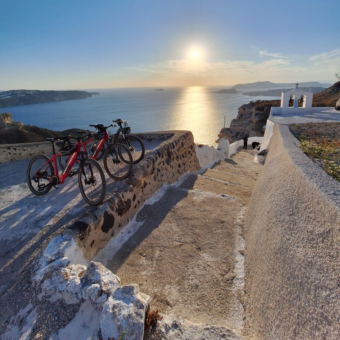 Santorini: Excursión en bicicleta eléctrica al atardecer GetYourGuide