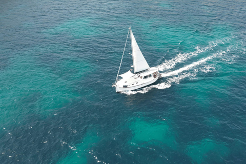 Palma: Private Classic Mallorcan Boat Tou Palma Bay: Cruise to Sea Caves or Calas with tapas & drinks