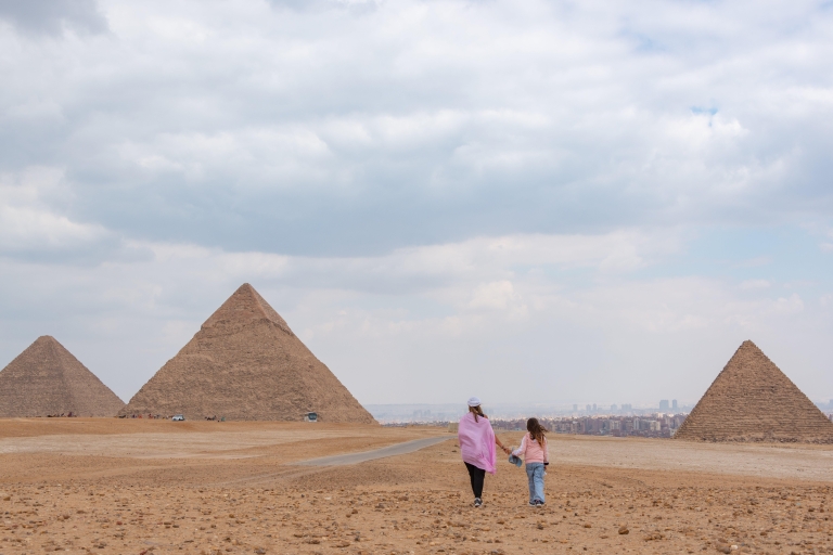 Layover Tour to Pyramids, the Egyptian Museum and Khan