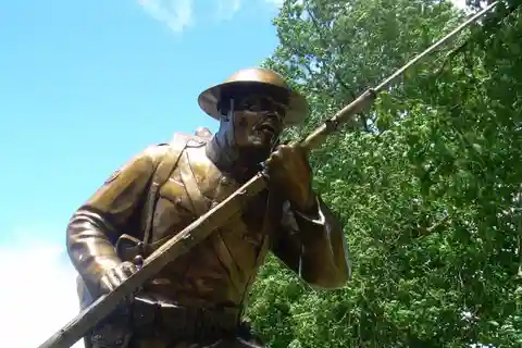 Slaget vid Cantigny: Första amerikanska offensiven WWI från Amiens