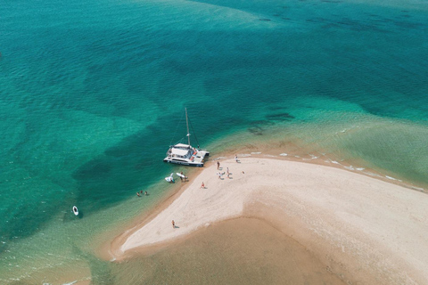 Costa Dorada: Catamarán privado y almuerzo en la isla