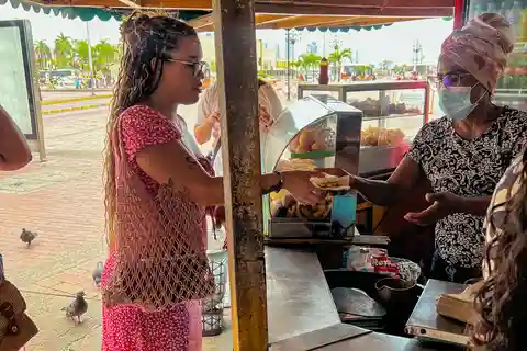 Café e tour gastronómico na cidade velha com habitantes locais