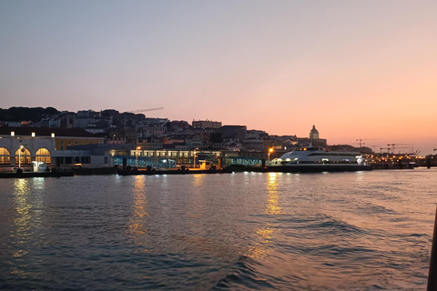 Cascais: Sunset Cruise to Lisbon with Open Bar