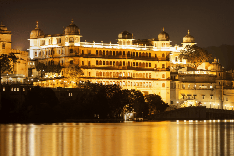 Tour della città di Udaipur di un giorno intero in auto con la guidaUdaipur: Tour guidato dell&#039;intera giornata della città di Udaipur in taxi