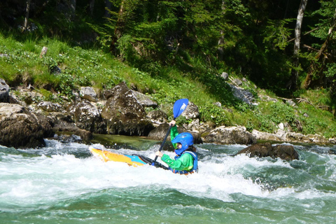 Graz: allenamento della tecnica del kayak nello slalom delle acque biancheGraz: allenamento della tecnica del kayak nello slalom