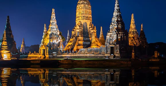 Ab Bangkok: Ayutthaya-Tempel bei Nacht & Markt mit lokalem Snack