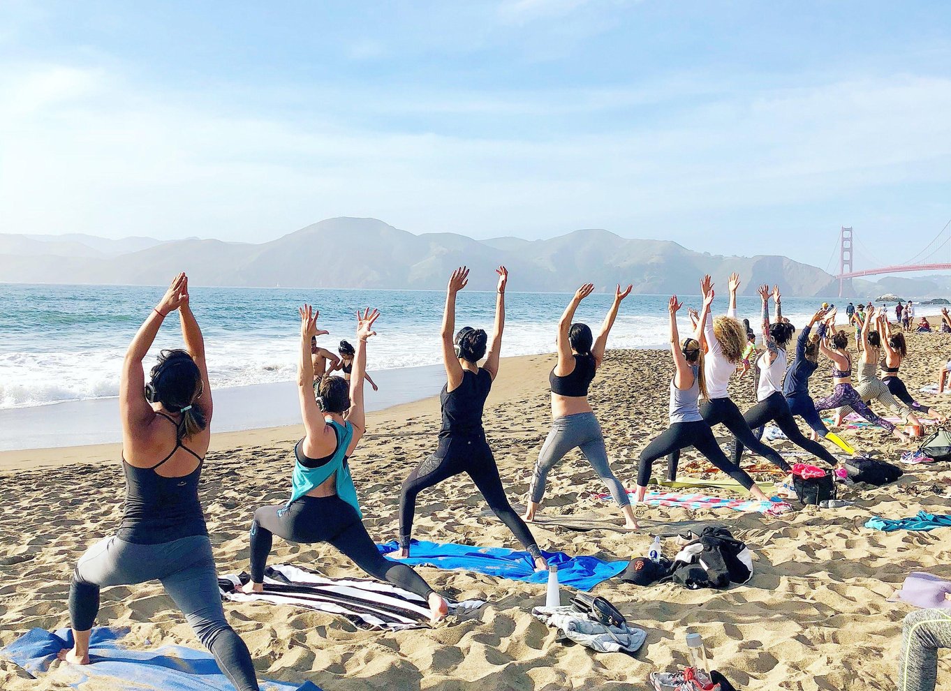San Francisco: Silent Disco Yoga på Baker Beach