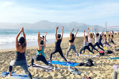 San Francisco: Silent Disco Yoga am Baker BeachPrivate Gruppe Yoga