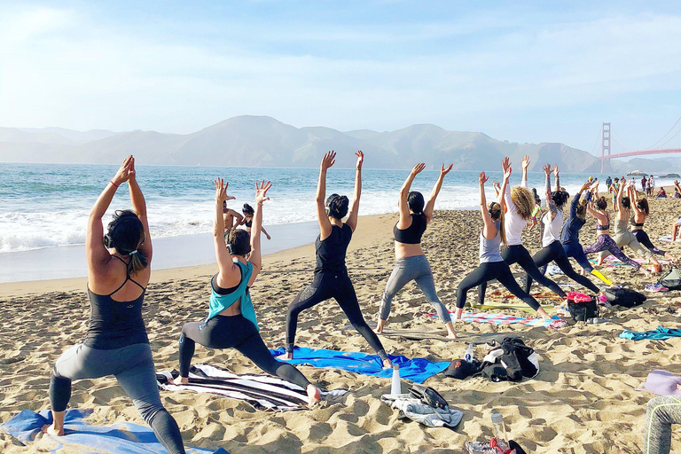 San Francisco: Silent Disco Yoga på Baker BeachYoga för privat grupp