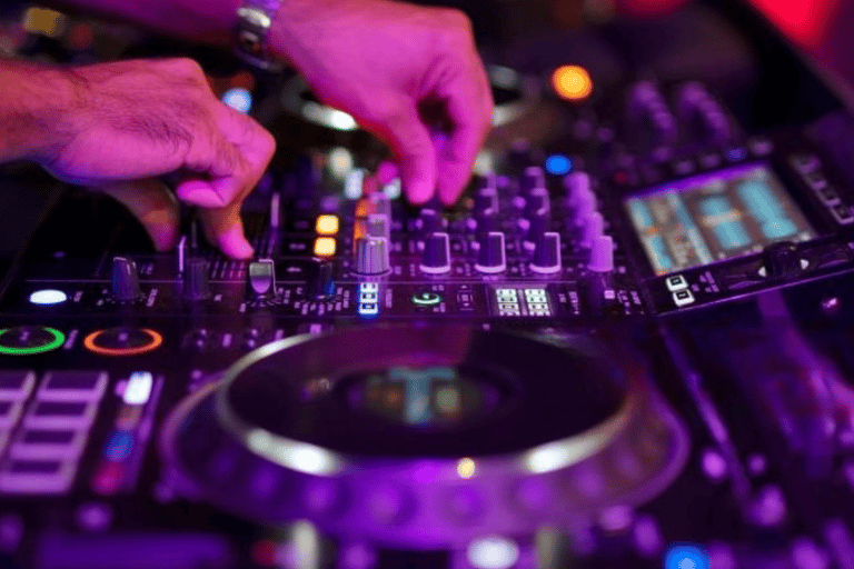 Miami: Sunset Cruise with Open Bar & Skyline Views