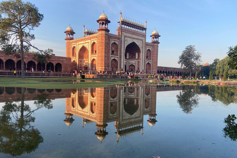 Agra : Visite du Taj Mahal et du Fort d&#039;Agra avec transfertVoiture avec chauffeur+ Guide privé+ Entrée des monuments+ Déjeuner