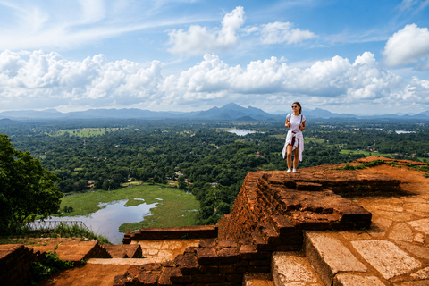 Colombo: Sigiriya Lion Rock & Dambulla Cave Tour with Lunch